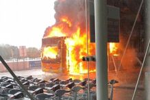 Autocarro arde à entrada de terminal do aeroporto de Stansted