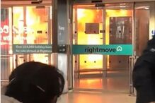  Autocarro arde à entrada de terminal do aeroporto de Stansted