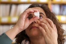 As gotas são um dos métodos de tratamento para a secura dos olhos e podem ser colocadas várias vezes ao dia