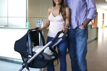 Carolina Patrocínio e Gonçalo Uva à saída da maternidade 