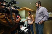 Carolina Patrocínio e Gonçalo Uva à saída da maternidade 