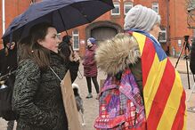 Apoiantes junto à prisão de Neumünster, onde Puigdemont está detido 