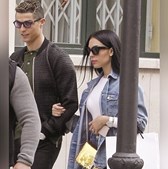 Cristiano Ronaldo e Georgina de braço dado em Madrid