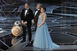 Kelly Marie Tran, Oscar Isaac e Mark Hamill apresentaram um dos Óscares da noite