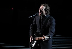 Eddie Vedder, vocalista dos Pearl Jam, durante o momento 'In Memoriam'