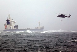 Tripulantes de navio encalhado no Tejo foram retirados de helicóptero
