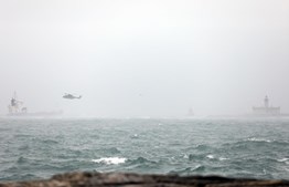 Tripulantes de navio encalhado no Tejo foram retirados de helicóptero