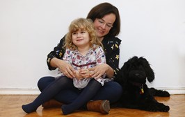 Carolina, agora com 4 anos, foi diagnosticada com autismo aos 2 anos