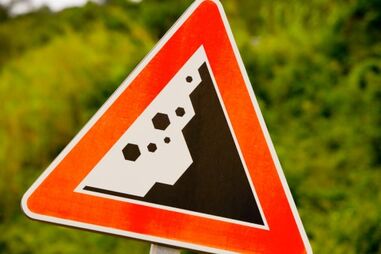 Derrocada de terras leva ao corte da EN101-1