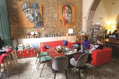 Beber um café enquanto lê um livro