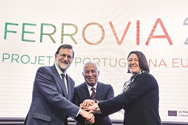 O primeiro-ministro, António Costa, teve a seu lado o homólogo espanhol, Mariano Rajoy, e a comissária Violeta Bul 