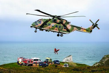 ‘Heli’ da esquadra 751 da Força Aérea coloca vítima no topo da falésia da praia da Ursa