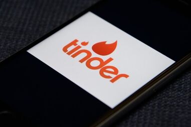 Mulher amarrada e amordaçada em engate no Tinder