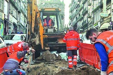 Buraco na rua dos Clérigos, no Porto 
