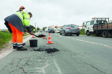 Movimento pede intervenção urgente na estrada, onde os buracos são uma constante e desgastam as viaturas
