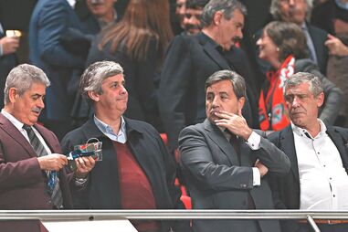 Mário Centeno no Estádio da Luz no dia 6 de dezembro ao lado de Luís Filipe Vieira, Fernando Gomes e Fernando Santos