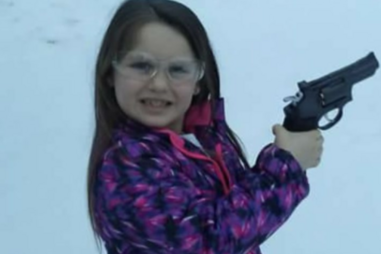 Compra arma à filha de 6 anos para disparar se escola for atacada