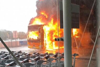 Autocarro arde à entrada de terminal do aeroporto de Stansted