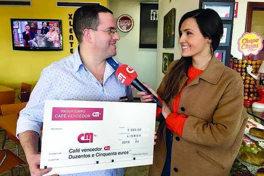 Ana Pedro Arriscado, apresentadora da CMTV, esteve à conversa com o proprietário do café Xlente, Nuno Amaral, que recebeu um cheque-prémio no valor de 250 euros 