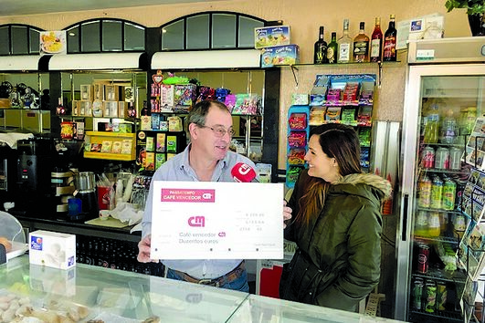 A apresentadora Ana Pedro Arriscado tem percorrido o País de norte a sul e  distribuído  cheques em   cafés. Ontem, António Matos recebeu 200 euros por ter a CMTV ligada   