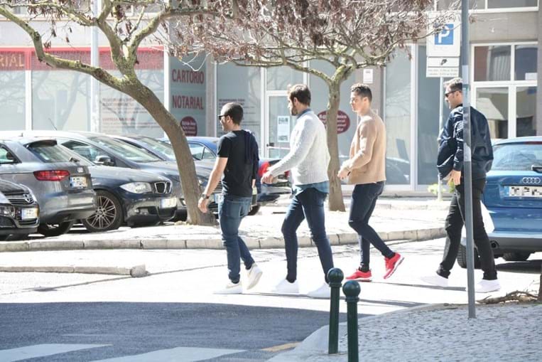 Cristiano Ronaldo almoça com amigos em Lisboa após derrota da seleção