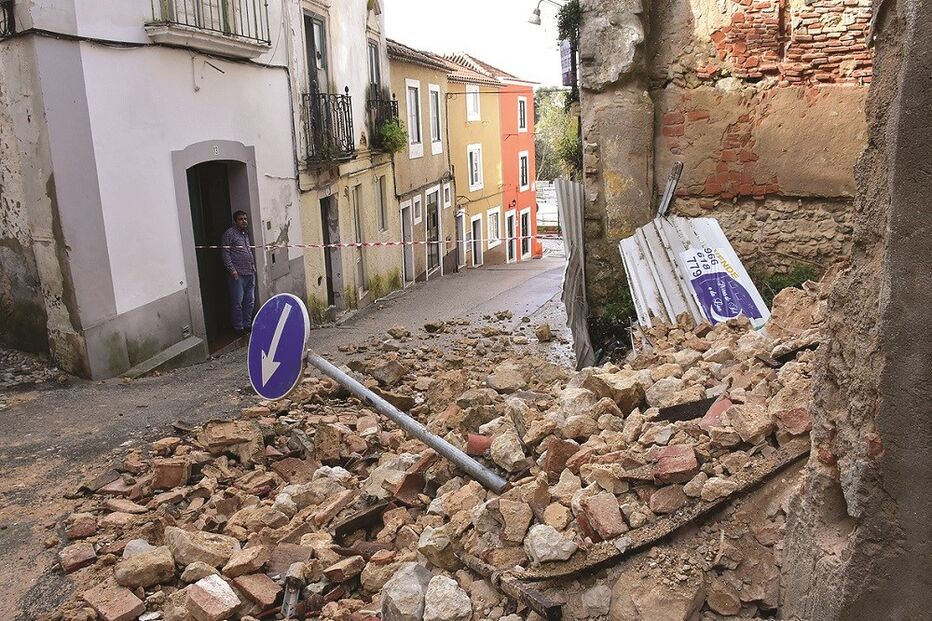 Derrocada de um prédio em Santarém