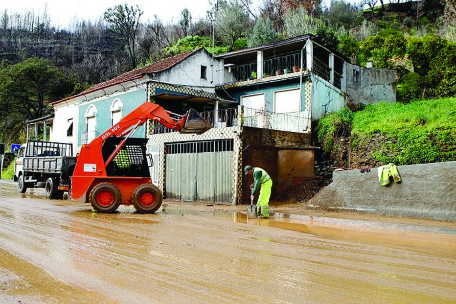 Enxurrada em estrada de Coimbra	