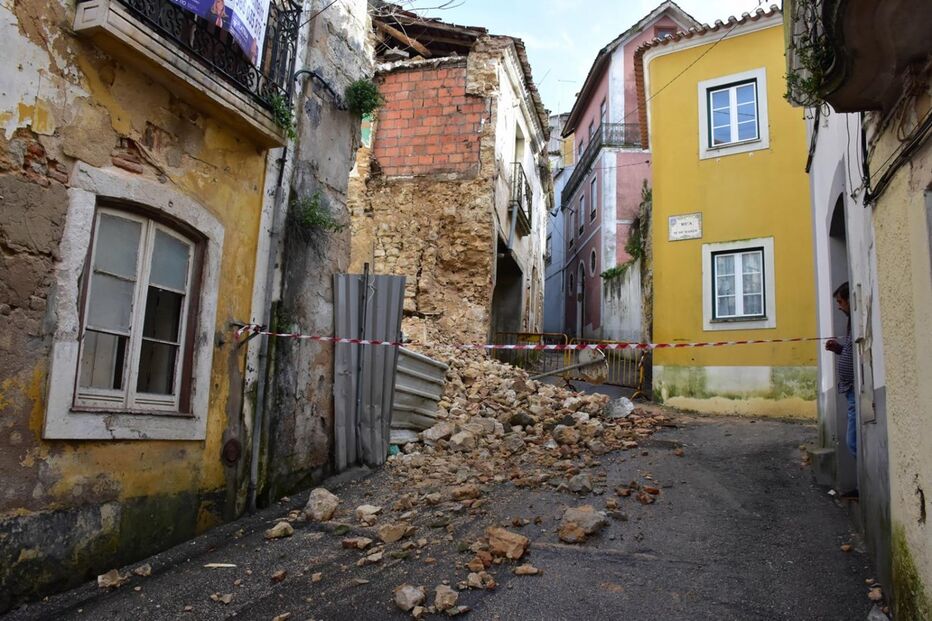 Derrocada de um prédio em Santarém	