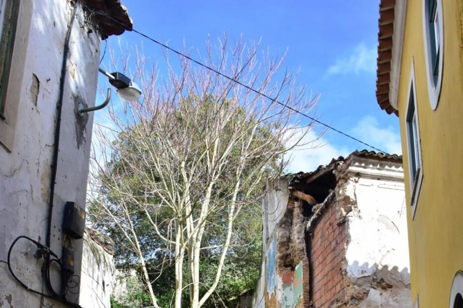 Derrocada de um prédio em Santarém	