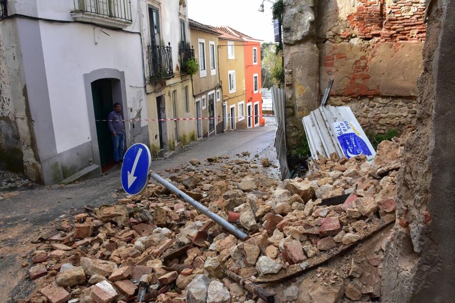 Derrocada de um prédio em Santarém	