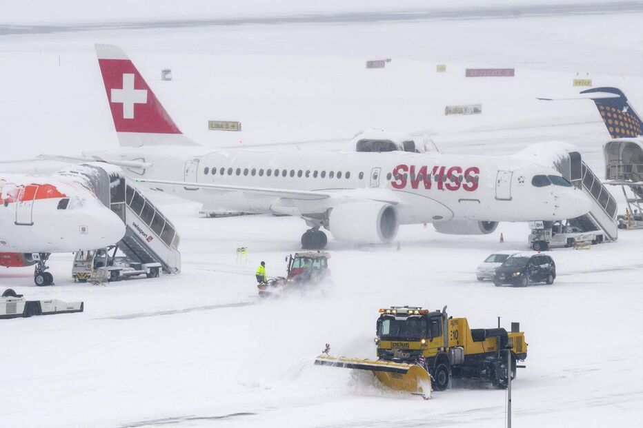 Aeroporto de Genebra, na Suíça,  teve de encerrar por causa da Neve