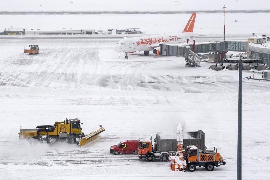 Aeroporto de Genebra, na Suíça,  teve de encerrar por causa da Neve