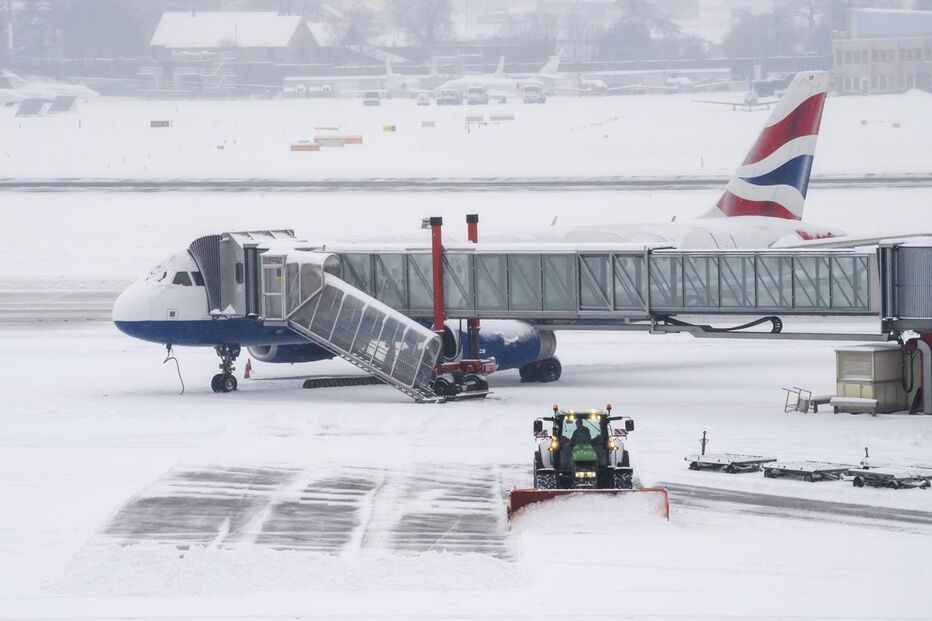 Aeroporto de Genebra, na Suíça,  teve de encerrar por causa da Neve