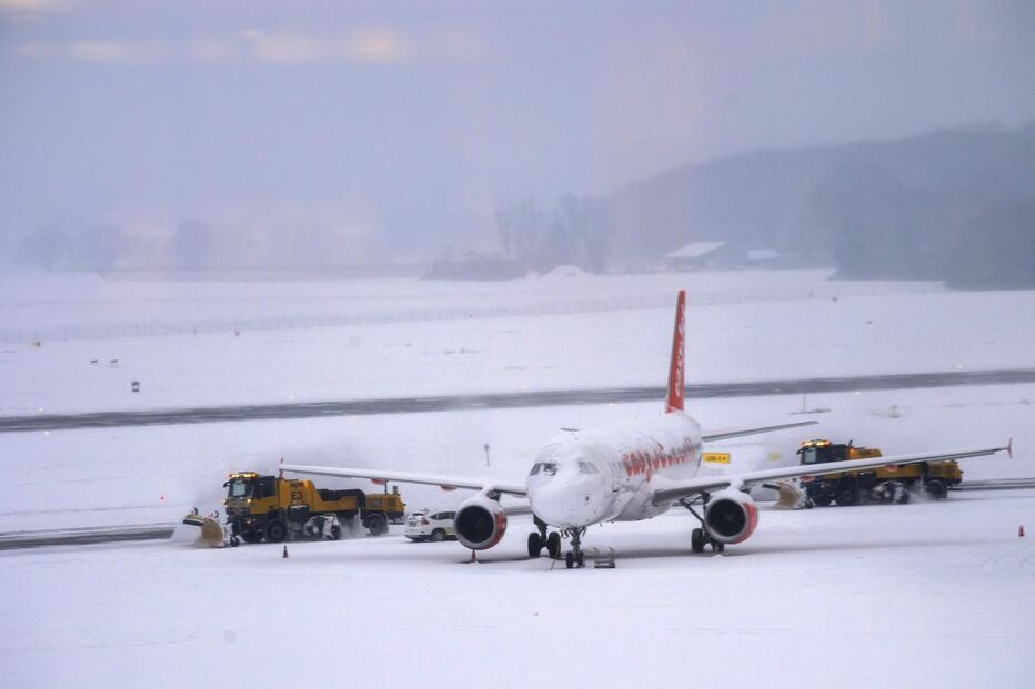 Aeroporto de Genebra, na Suíça,  teve de encerrar por causa da Neve