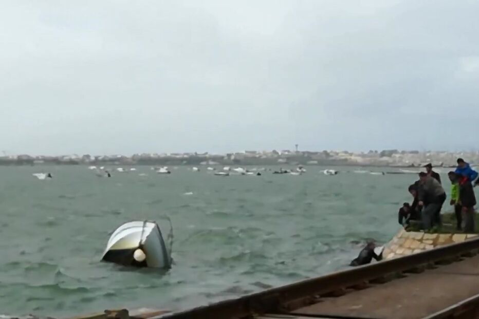 Homem resgatado do mar em Faro