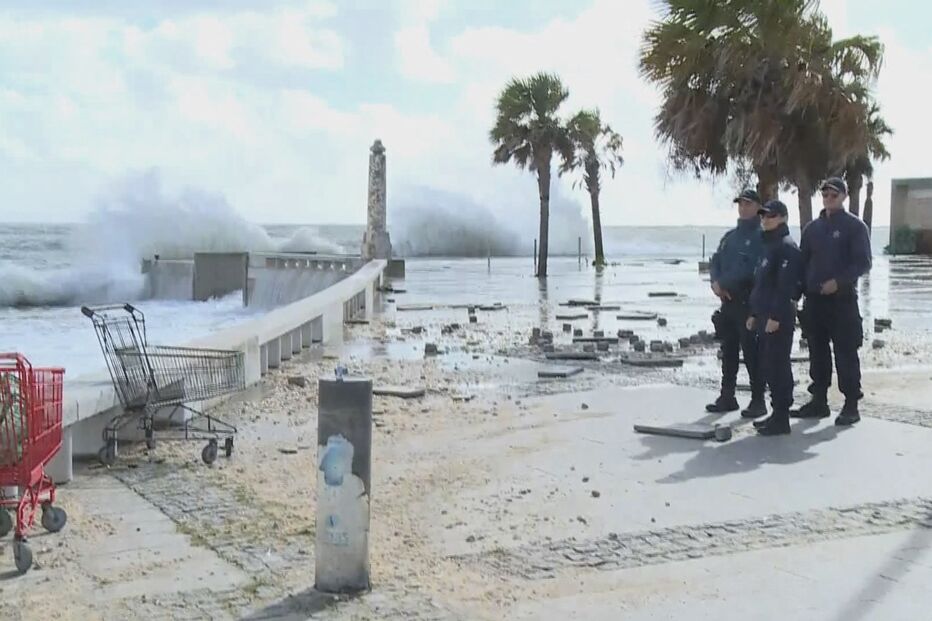Ondas obrigam a cortar Estrada Marginal junto a Caxias