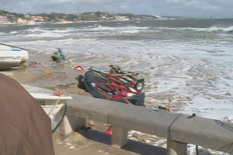 Ondas obrigam a cortar Estrada Marginal junto a Caxias