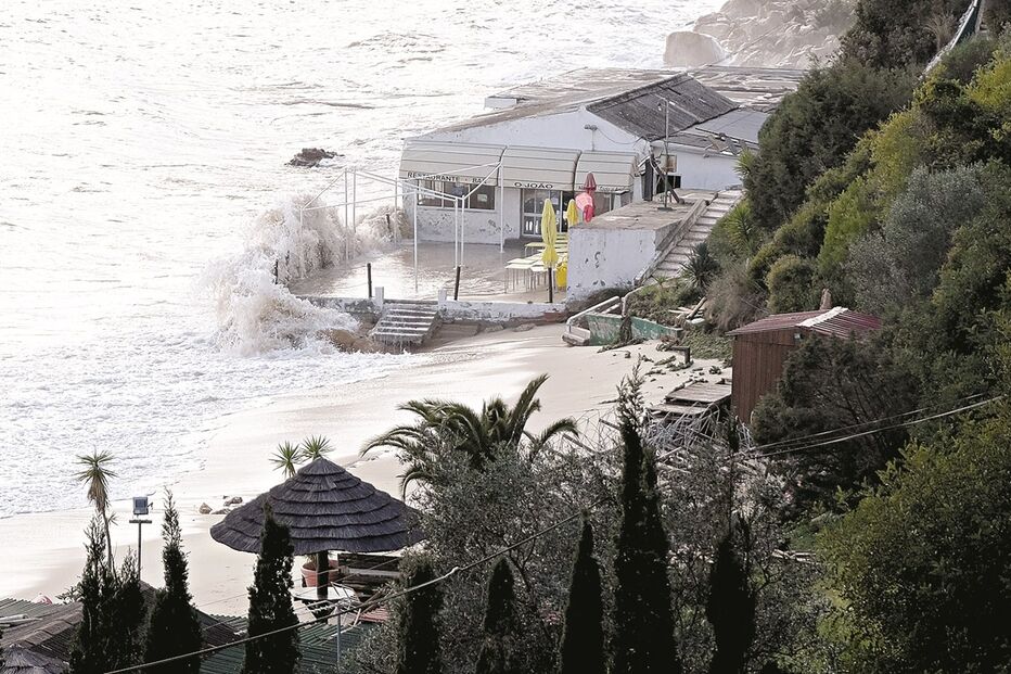 Mar provocou estragos nos restaurantes da praia de Galápos, em Setúbal