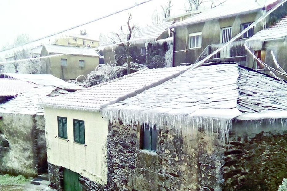 Aldeia de Mascoselo coberta de gelo