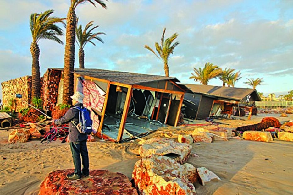 Mar atingiu apoios de praia em Portimão  