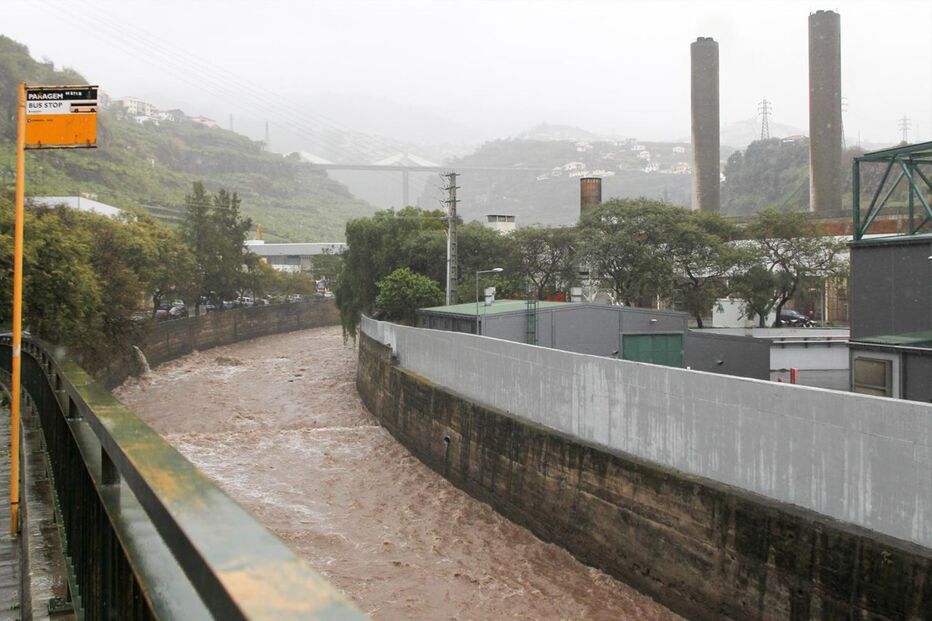 madeira, mau tempo, chuva, agitação, ,mar 