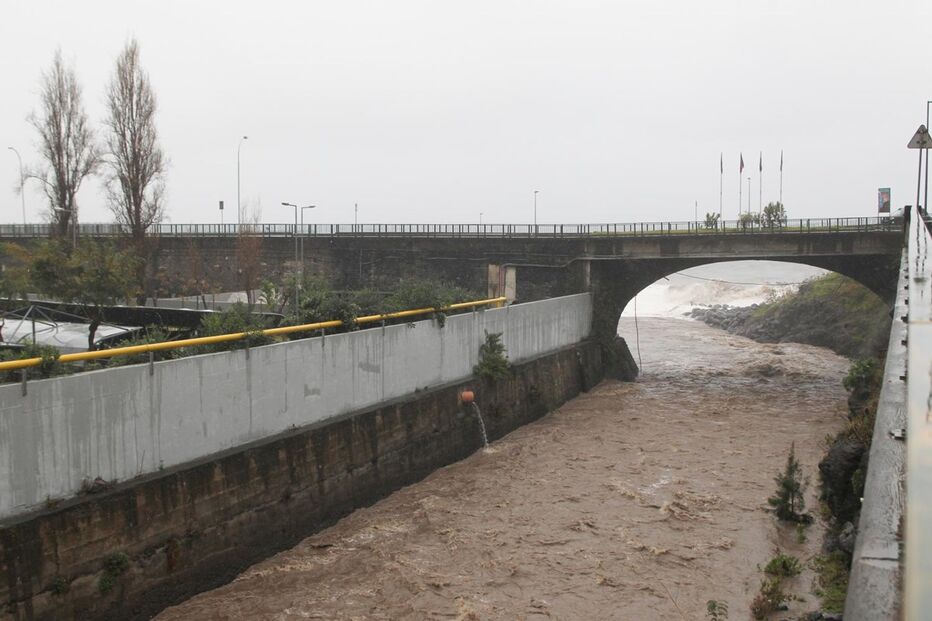 madeira, mau tempo, chuva, agitação, ,mar 