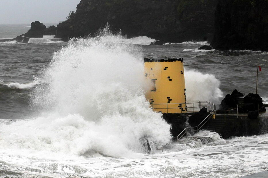 madeira, mau tempo, chuva, agitação, ,mar 