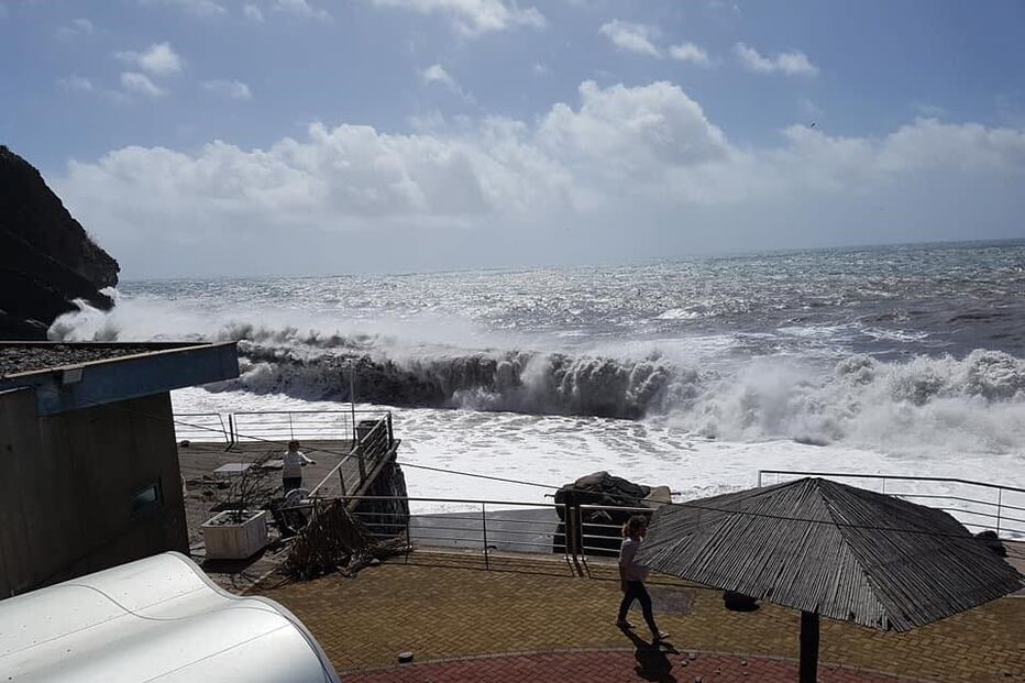 Bar do Garajau foi destruído pelas ondas