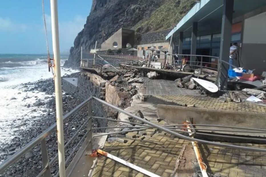 Bar do Garajau foi destruído pelas ondas