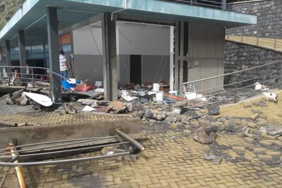 Bar do Garajau foi destruído pelas ondas