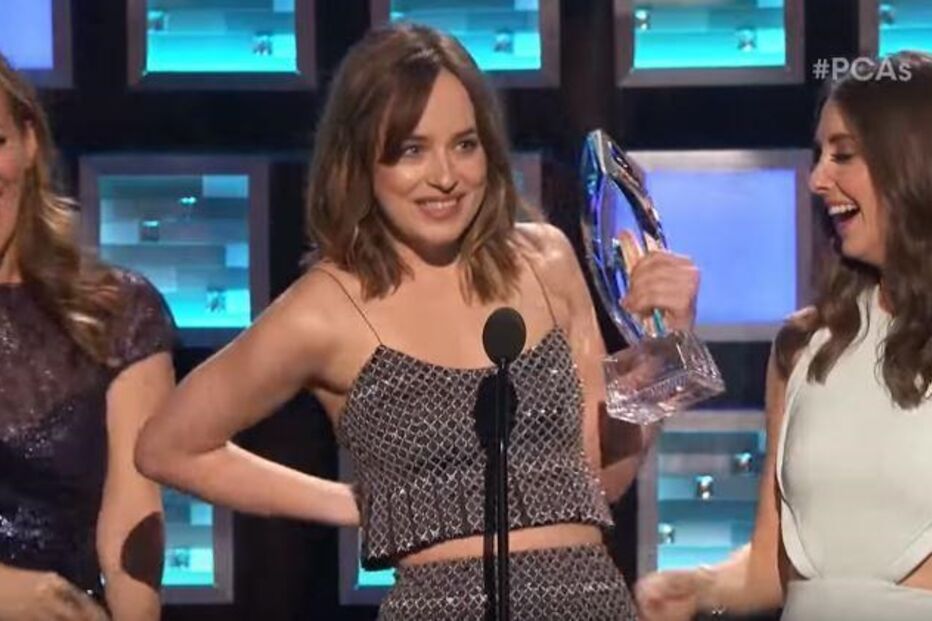 Dakota Johnson ficou com o top aberto após receber um prémio mas brincou com a situação