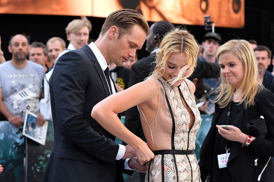 Margot Robbie foi traída pelo fecho do vestido e pediu a Alexander Skarsgard que a ajudasse