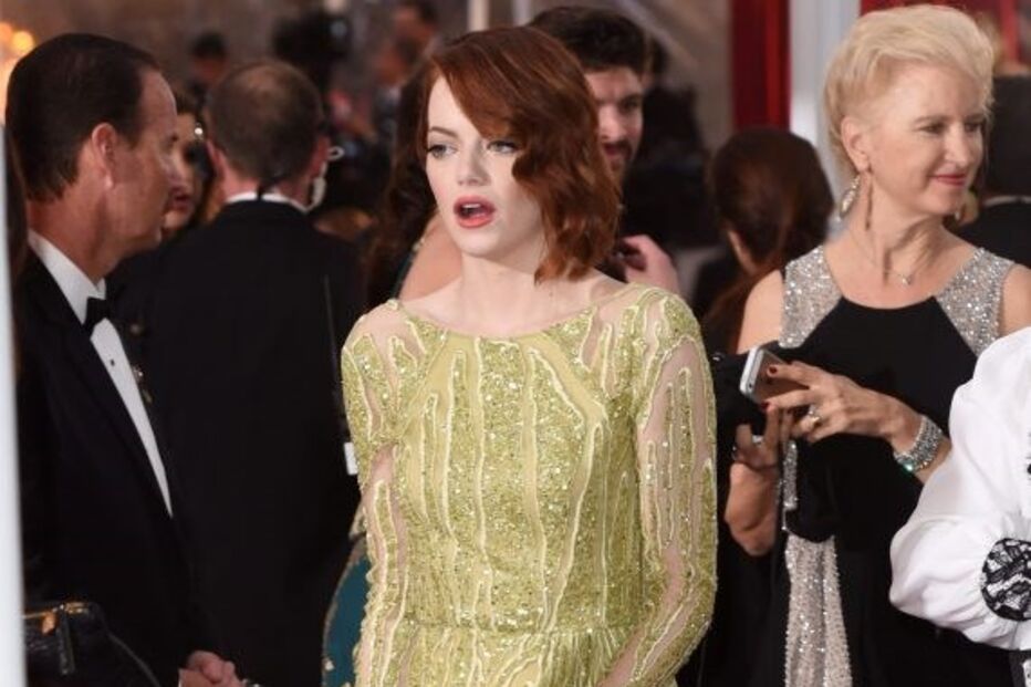 Emma Stone mostrou demais nos Óscares de 2015 ao levantar o vestido para não tropeçar