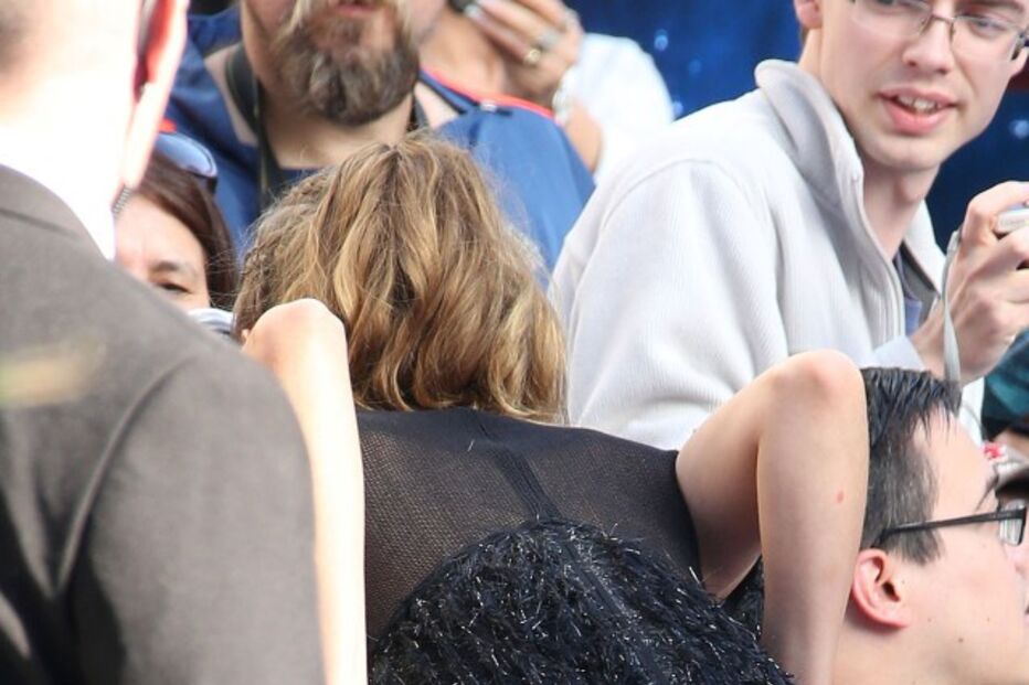 A modelo e atriz Cara Delevingne entusiasmou-se com os fãs e acabou por deixar o rabo à mostra